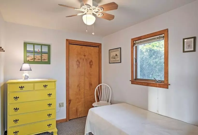 Quaint Coastal Cottage With Patio!