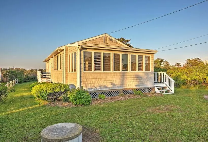 Quaint Coastal Cottage With Patio!