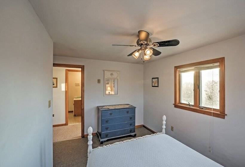 Quaint Coastal Cottage With Patio!