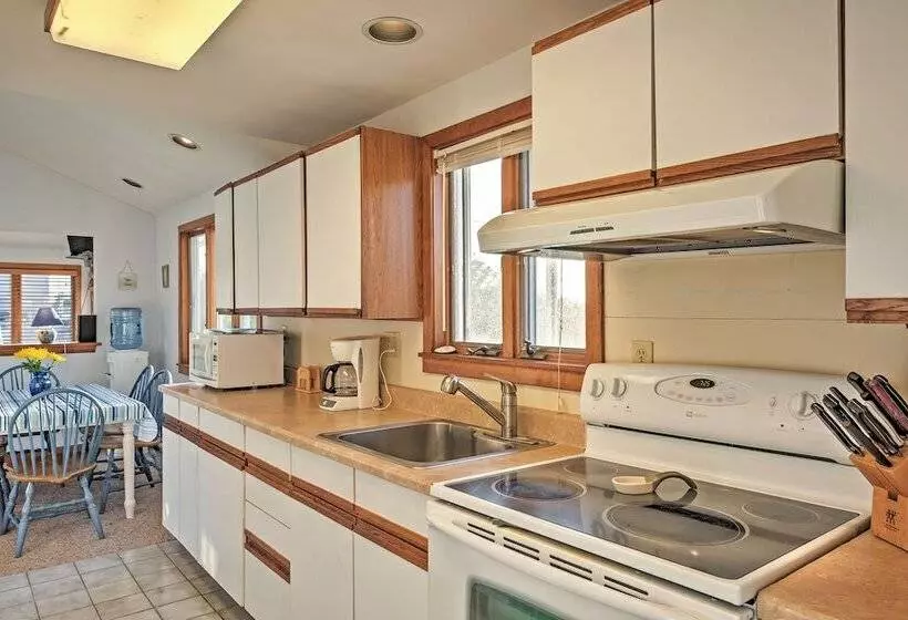 Quaint Coastal Cottage With Patio!