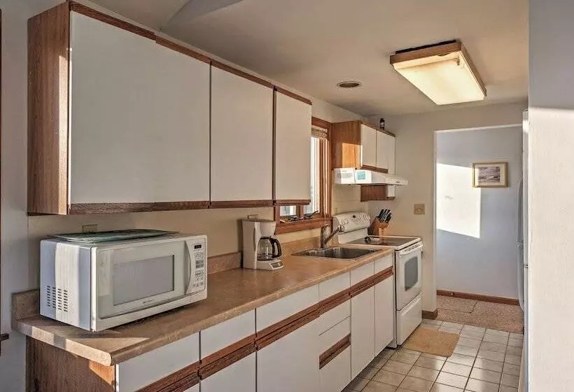 Quaint Coastal Cottage With Patio!