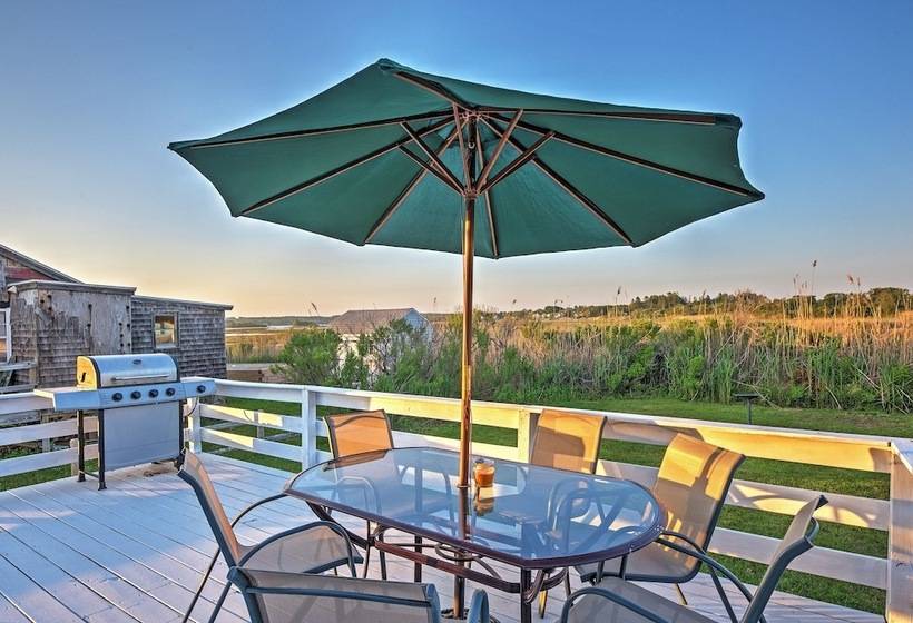 Quaint Coastal Cottage With Patio!