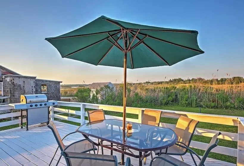 Quaint Coastal Cottage With Patio!