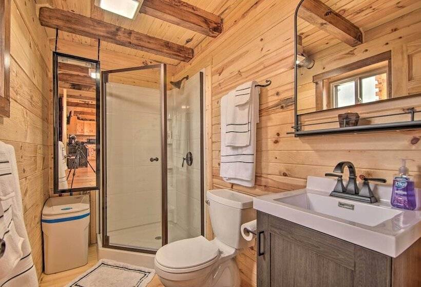 Serene Views: Quiet Farmhouse Cabin In Wisconsin!