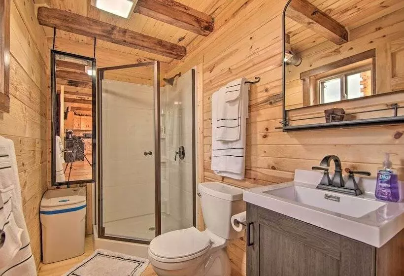 Serene Views: Quiet Farmhouse Cabin In Wisconsin!