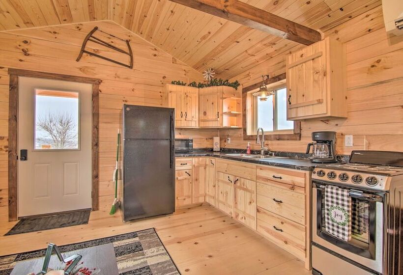 Serene Views: Quiet Farmhouse Cabin In Wisconsin!