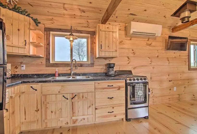Serene Views: Quiet Farmhouse Cabin In Wisconsin!