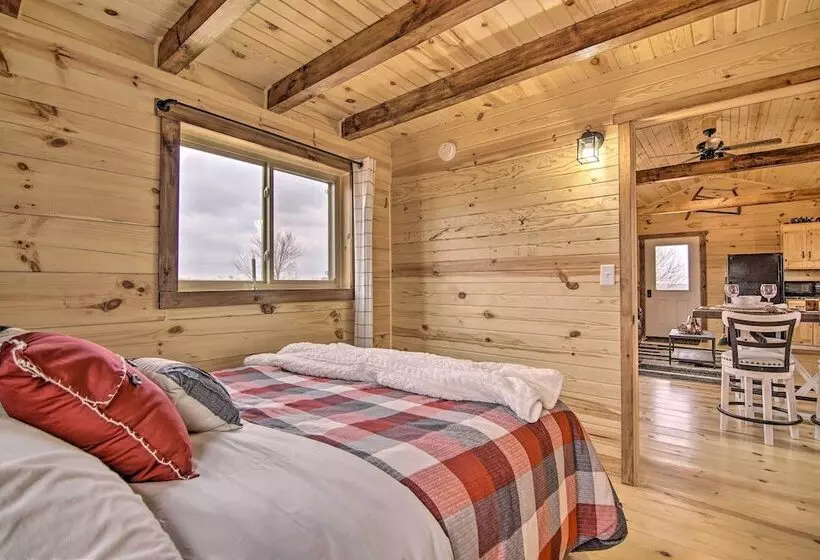 Serene Views: Quiet Farmhouse Cabin In Wisconsin!