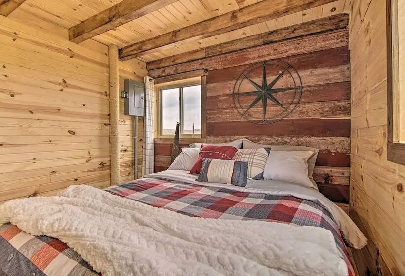 Serene Views: Quiet Farmhouse Cabin In Wisconsin!