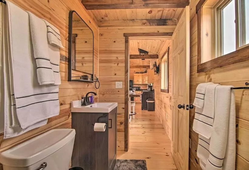 Serene Views: Quiet Farmhouse Cabin In Wisconsin!