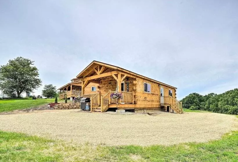 Serene Views: Quiet Farmhouse Cabin In Wisconsin!