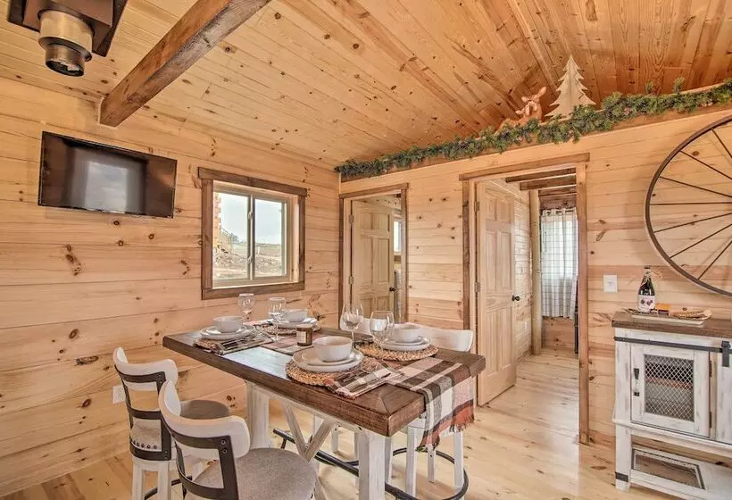 Serene Views: Quiet Farmhouse Cabin In Wisconsin!