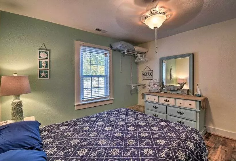 Riverfront Cottage: Fire Pit & Kayaks