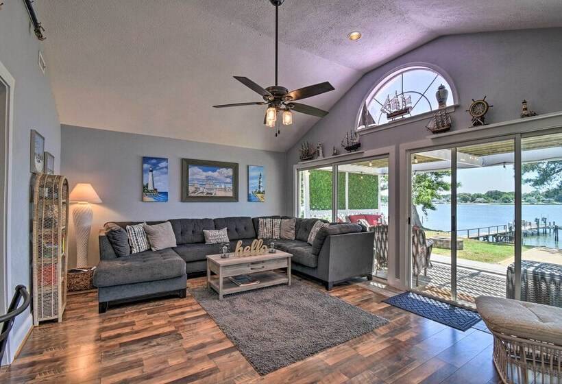 Riverfront Cottage: Fire Pit & Kayaks