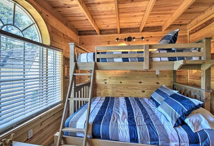 Riverfront Cottage: Fire Pit & Kayaks