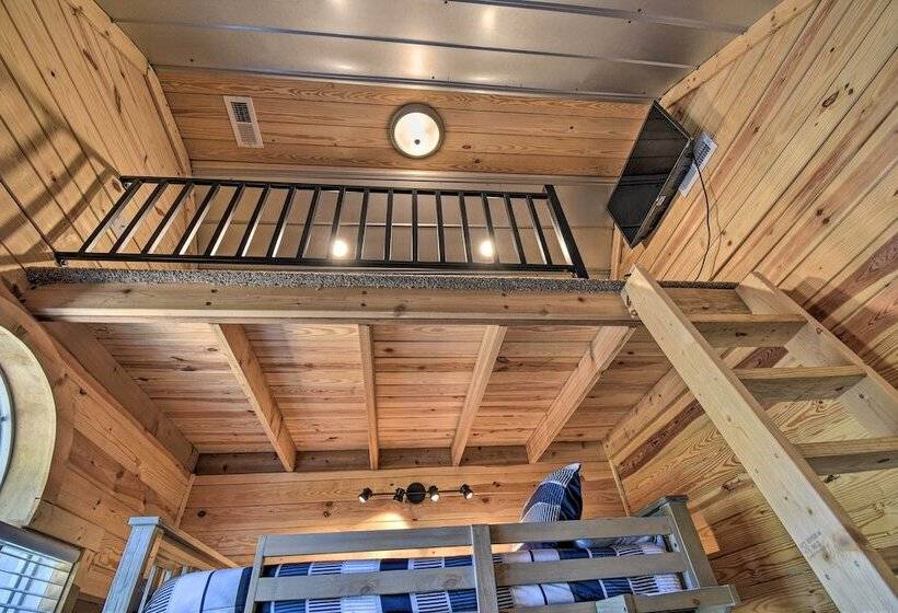 Riverfront Cottage: Fire Pit & Kayaks