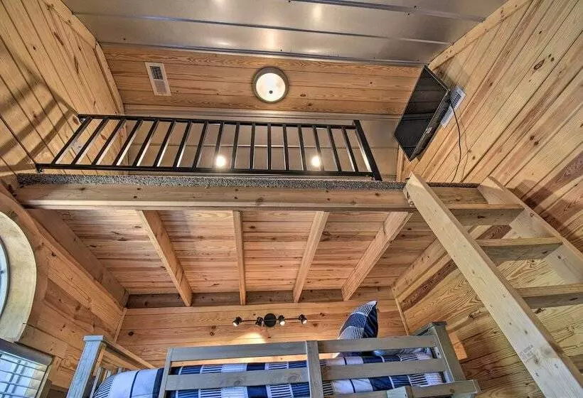 Riverfront Cottage: Fire Pit & Kayaks