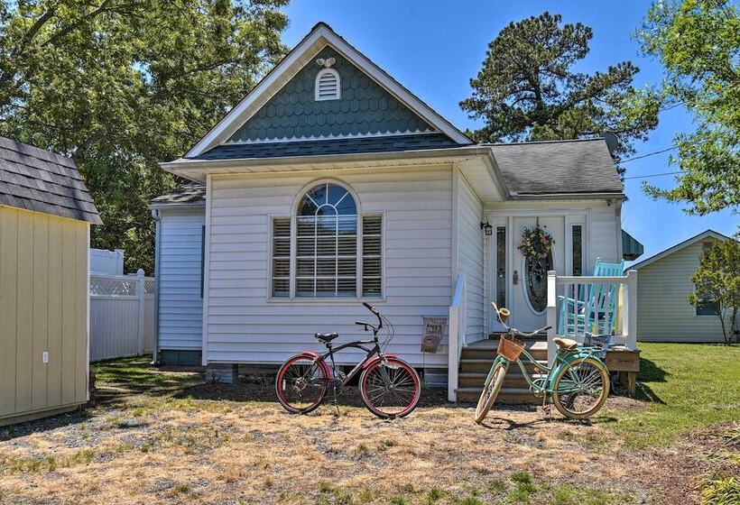 Riverfront Cottage: Fire Pit & Kayaks