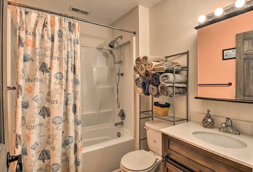 Riverfront Cottage: Fire Pit & Kayaks