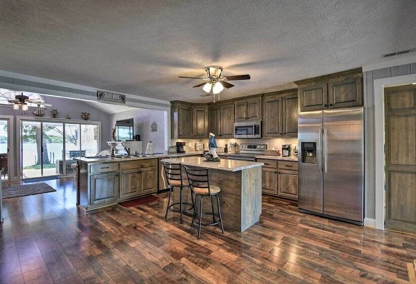 Riverfront Cottage: Fire Pit & Kayaks