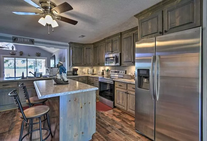 Riverfront Cottage: Fire Pit & Kayaks