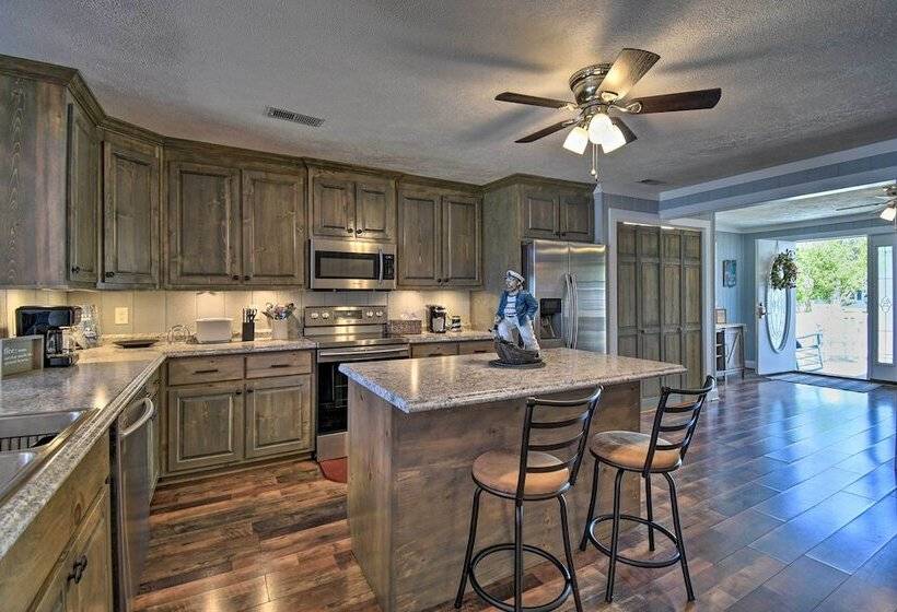 Riverfront Cottage: Fire Pit & Kayaks