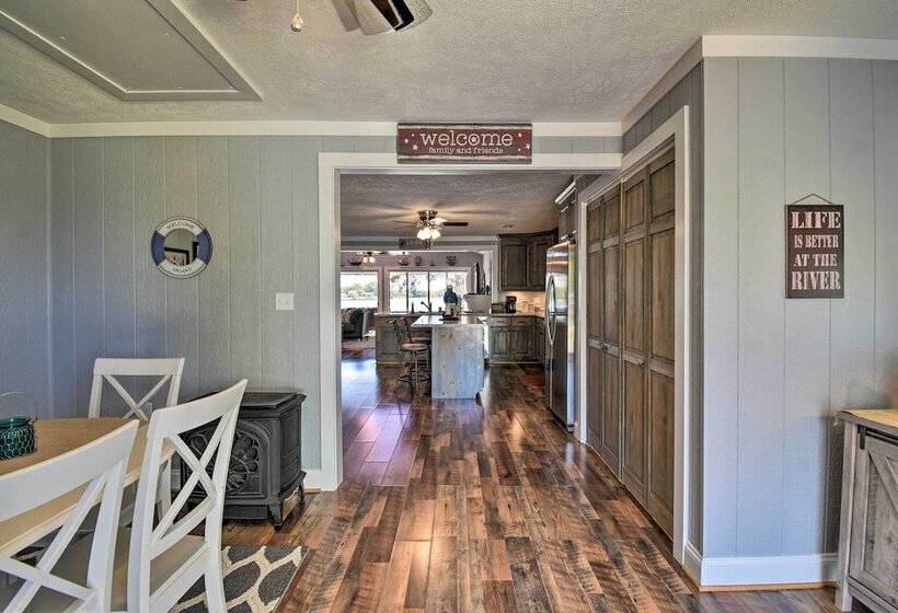 Riverfront Cottage: Fire Pit & Kayaks