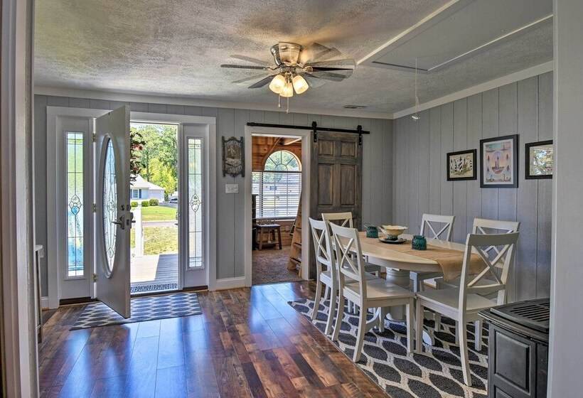 Riverfront Cottage: Fire Pit & Kayaks