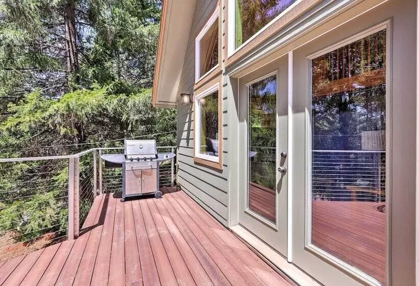 Rustic Retreat W/ Deck: Steps From Lake Almanor!