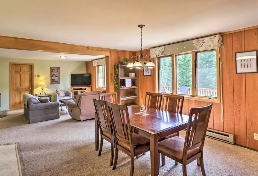 Scenic Forest Lodge Outside Glacier National Park!