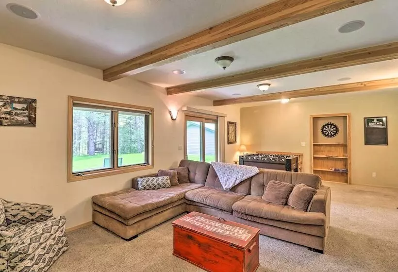 Scenic Forest Lodge Outside Glacier National Park!