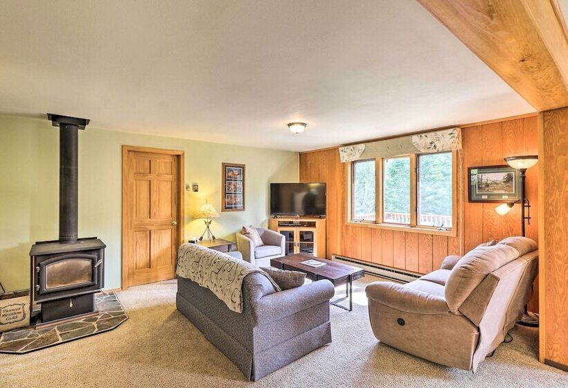 Scenic Forest Lodge Outside Glacier National Park!