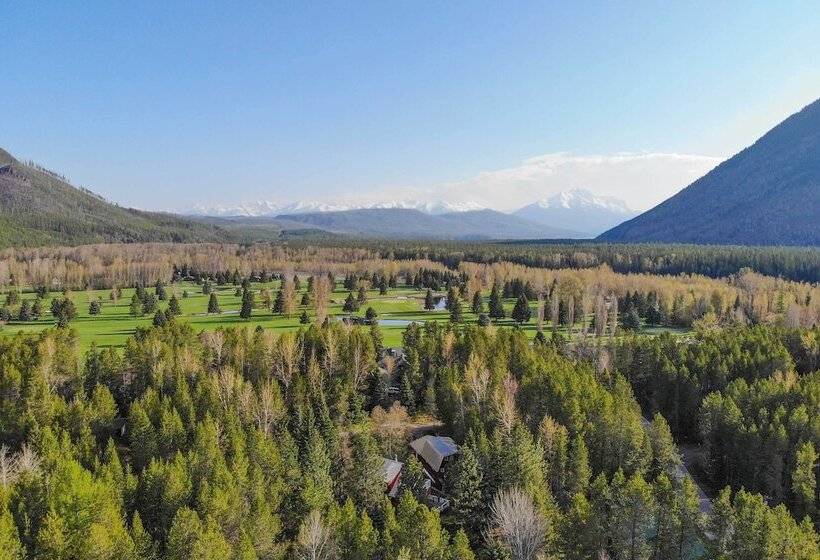Scenic Forest Lodge Outside Glacier National Park!