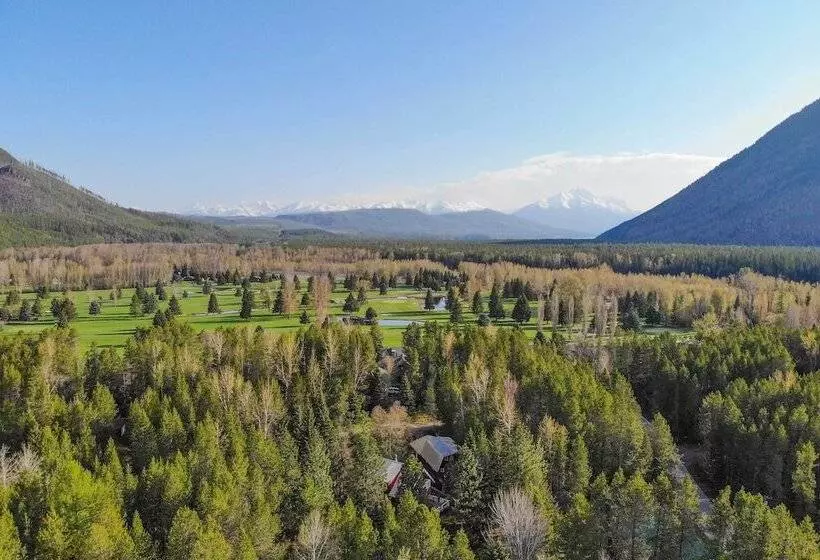 Scenic Forest Lodge Outside Glacier National Park!