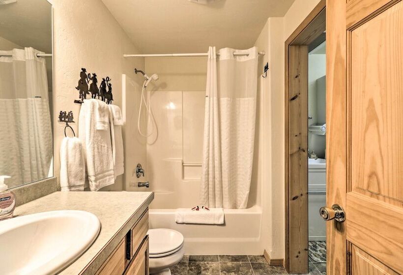 Scenic Forest Lodge Outside Glacier National Park!