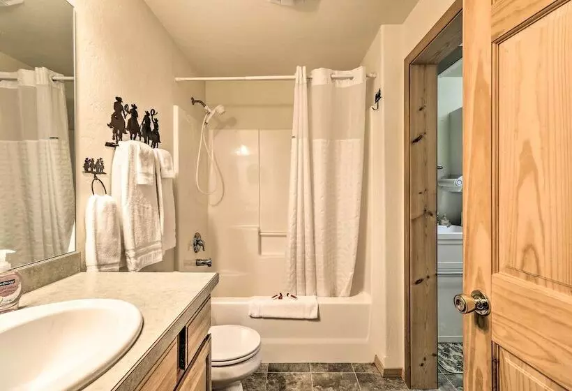 Scenic Forest Lodge Outside Glacier National Park!