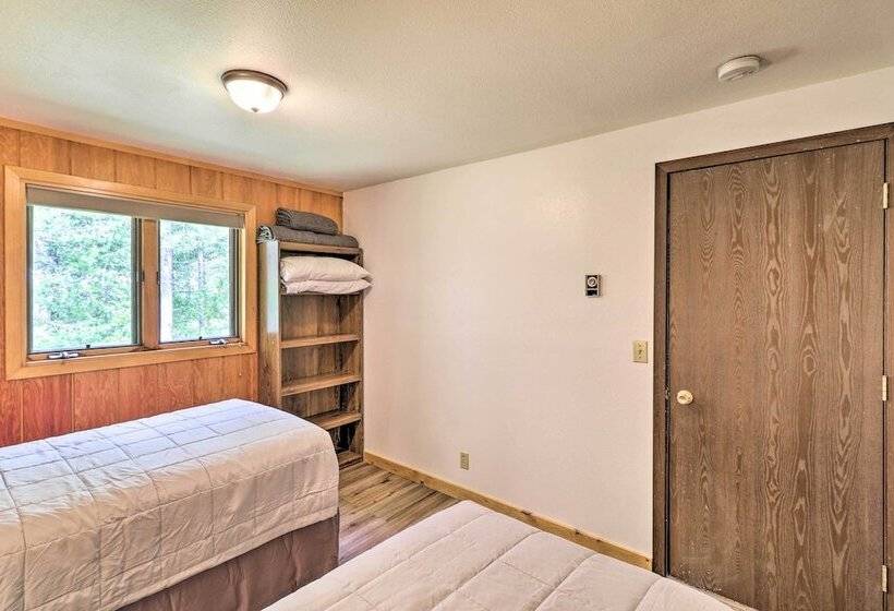 Scenic Forest Lodge Outside Glacier National Park!