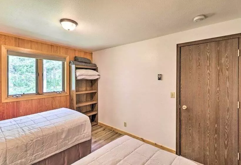 Scenic Forest Lodge Outside Glacier National Park!