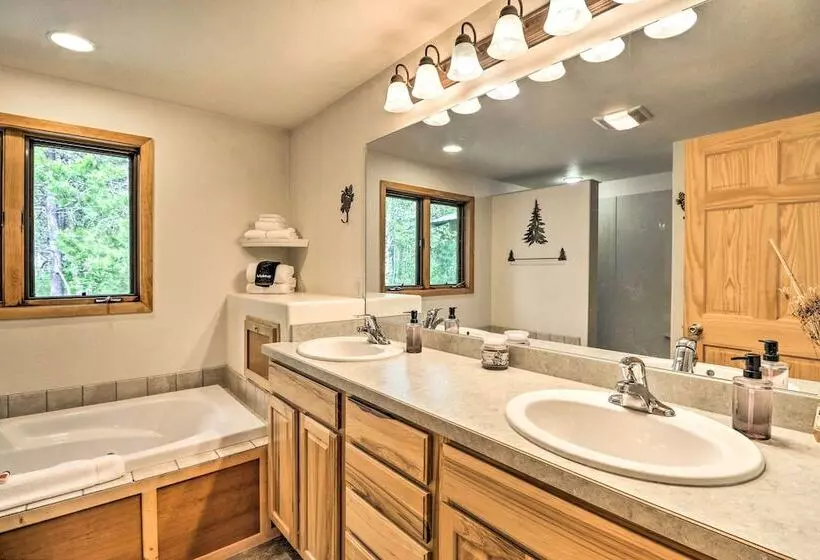 Scenic Forest Lodge Outside Glacier National Park!