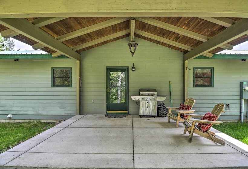 Scenic Forest Lodge Outside Glacier National Park!