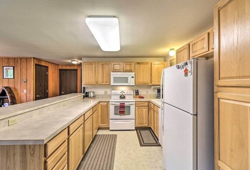 Scenic Forest Lodge Outside Glacier National Park!