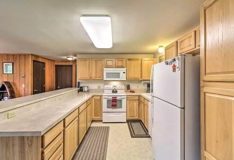 Scenic Forest Lodge Outside Glacier National Park!