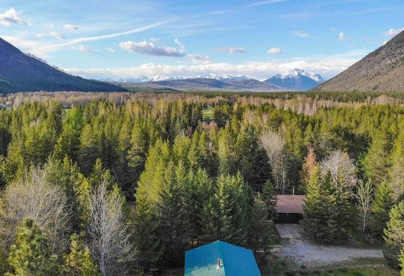 Scenic Forest Lodge Outside Glacier National Park!