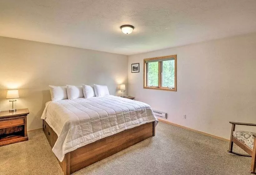 Scenic Forest Lodge Outside Glacier National Park!