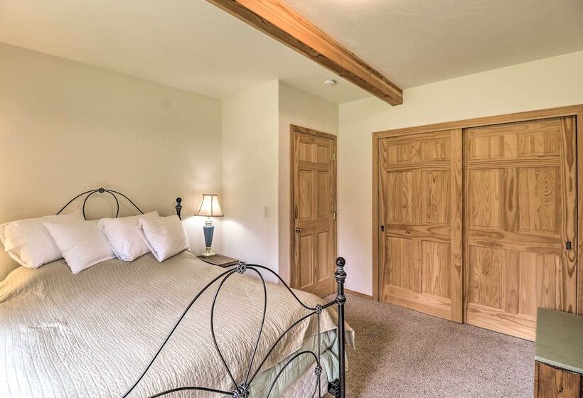 Scenic Forest Lodge Outside Glacier National Park!