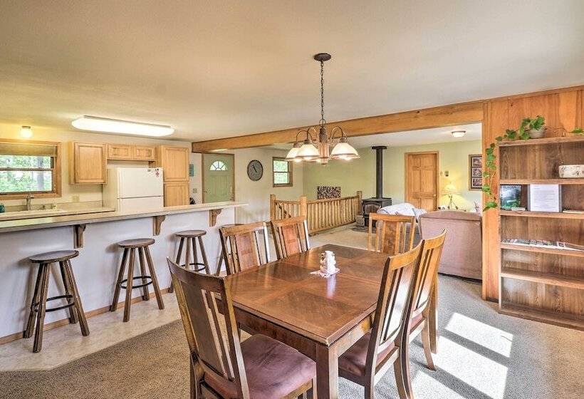 Scenic Forest Lodge Outside Glacier National Park!