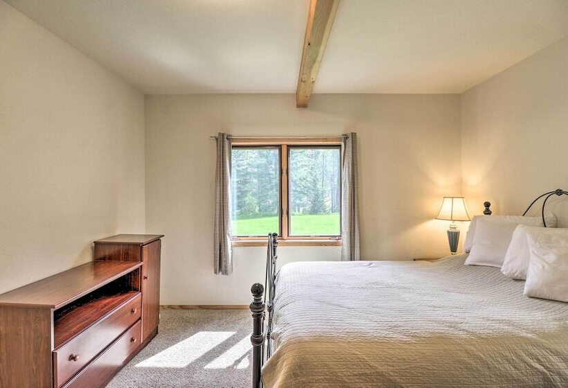 Scenic Forest Lodge Outside Glacier National Park!