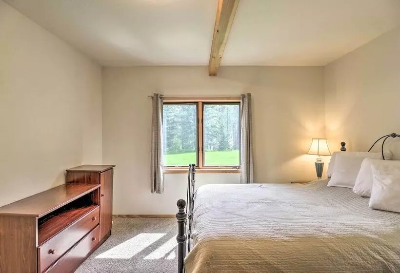 Scenic Forest Lodge Outside Glacier National Park!