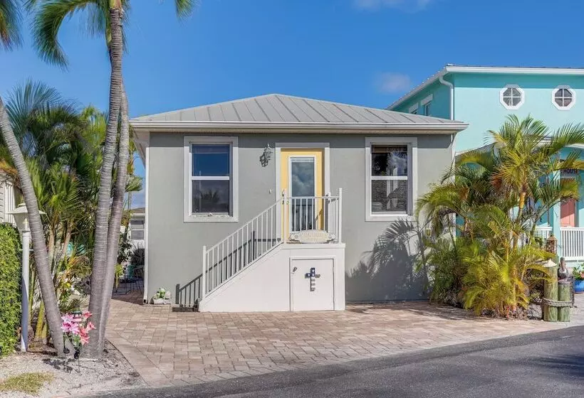 South Hutchinson Island Cottage W/ Beach Access!