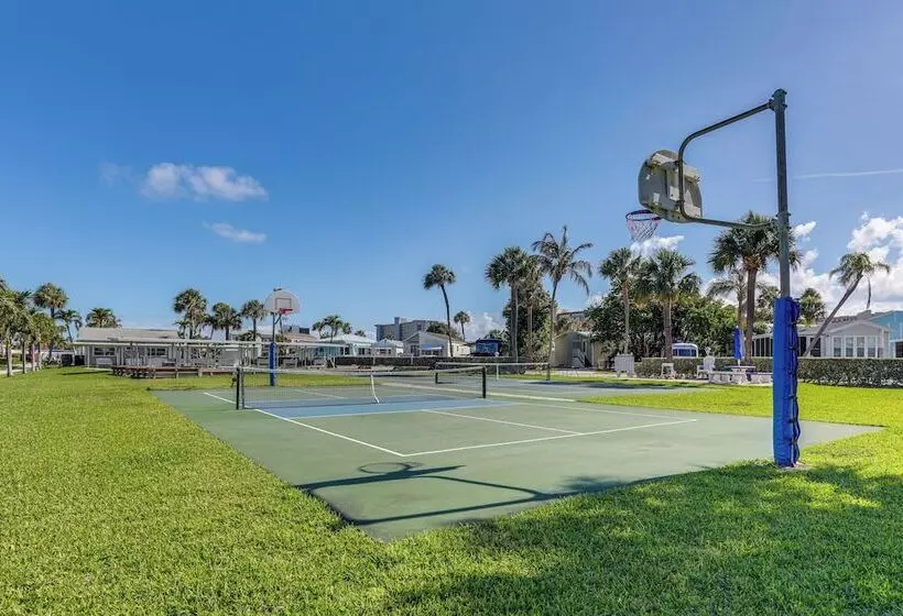 South Hutchinson Island Cottage W/ Beach Access!